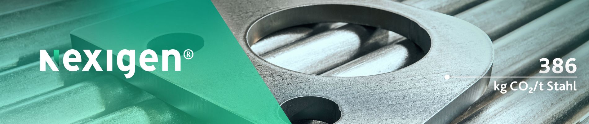 Nahaufnahme eines Metallbauteils mit kreisförmigen Ausschnitten auf einer strukturierten Oberfläche. Textüberlagerung „Nexigen®” und „386 kg CO₂/t Stahl” auf der linken Seite.
