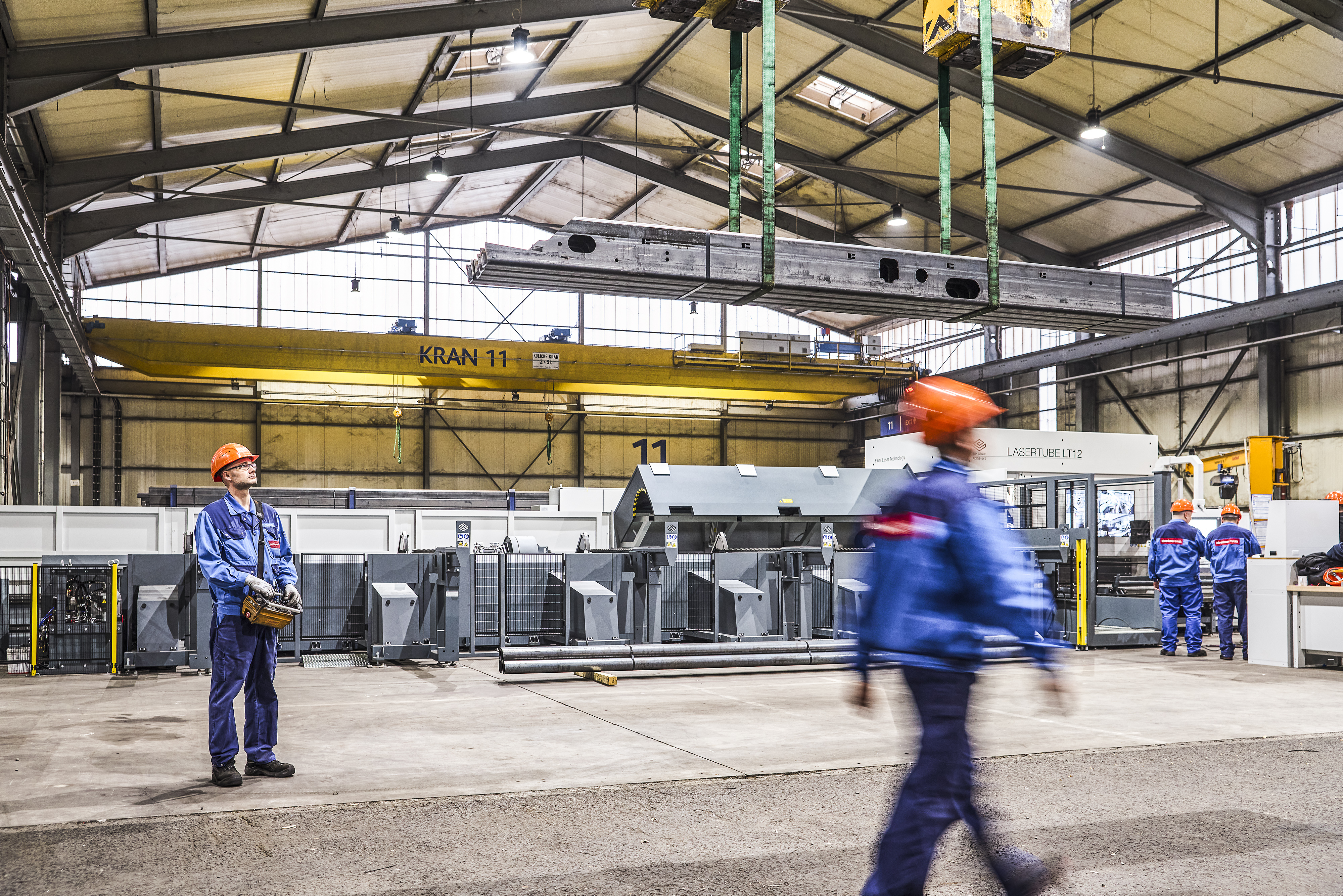 Kran transportiert Material